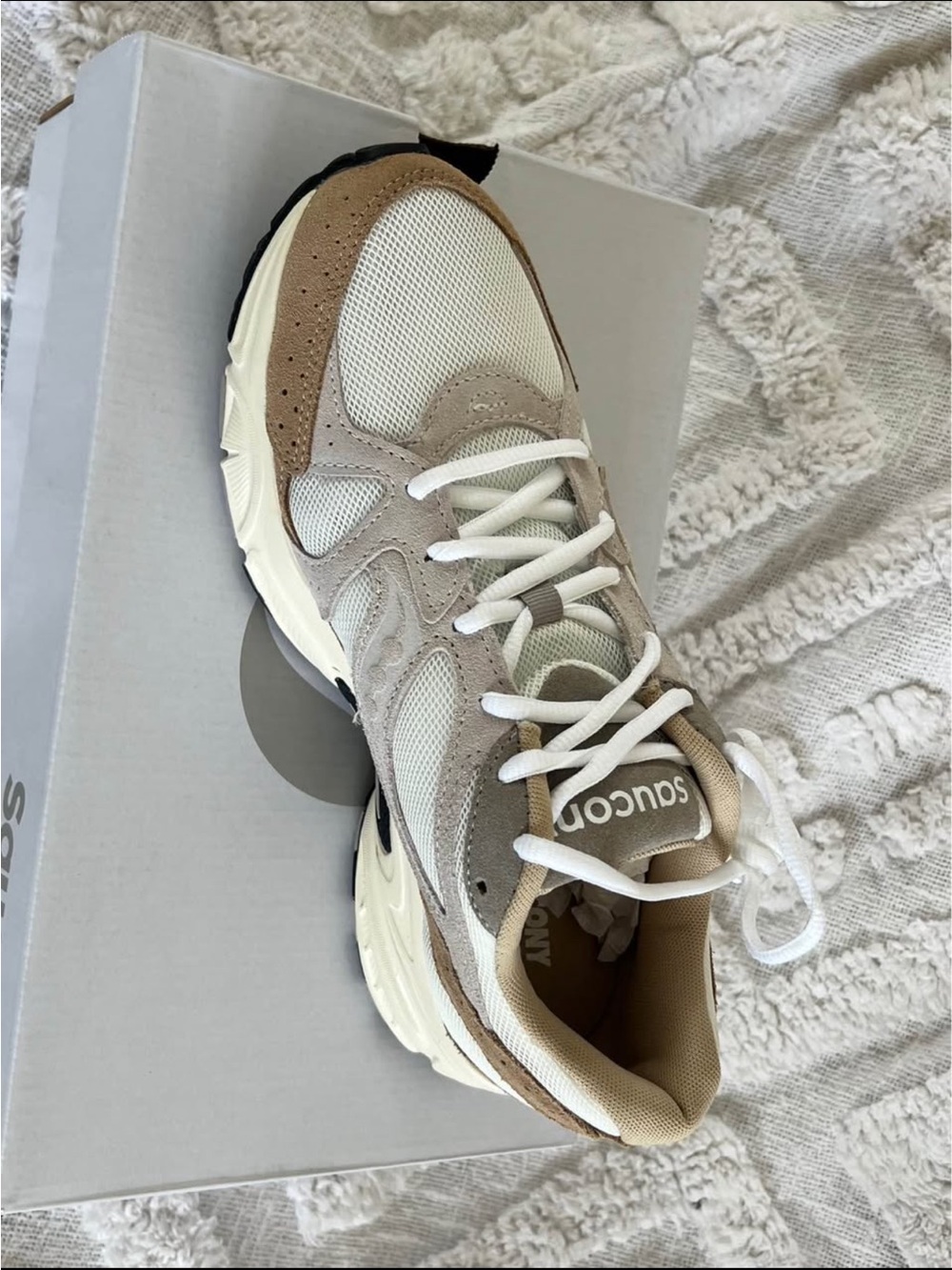 Men’s 7.5 woman’s 9 saucony shoes NEW